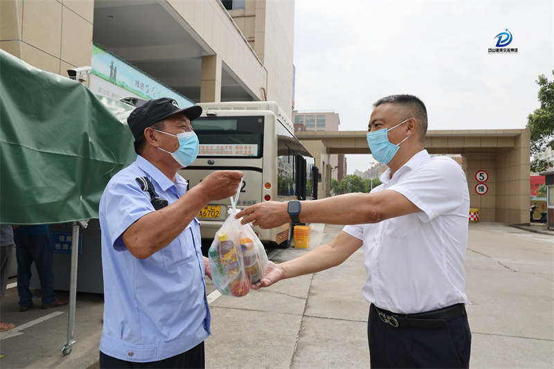 7.19   夏日送清涼  齊心筑安全-（6）副總經(jīng)理兼工會主席鄭力勇慰問在長途客運(yùn)中心值守的民警.jpg
