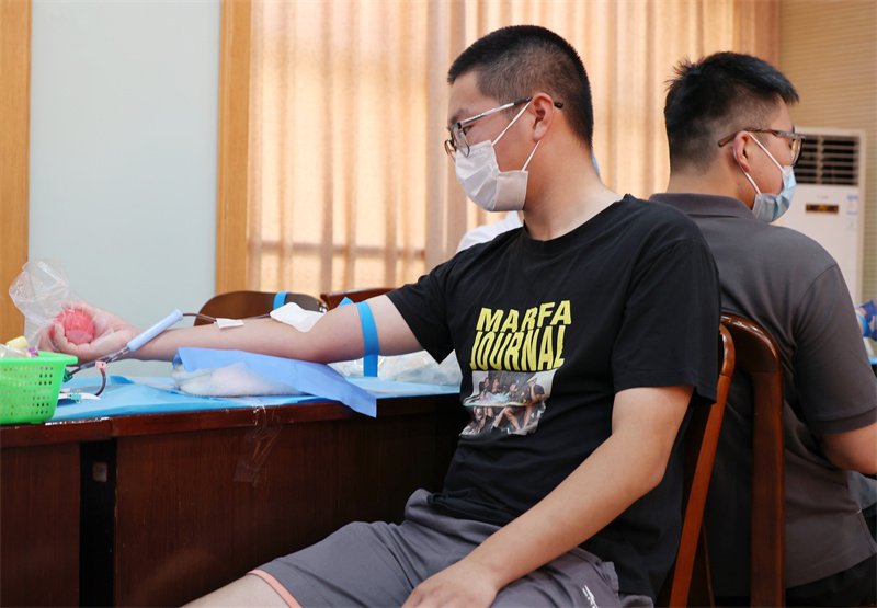 2022年8月3日，公司組織職工在衛(wèi)健局參加獻(xiàn)血活動(dòng)，委培生正在獻(xiàn)血.jpg