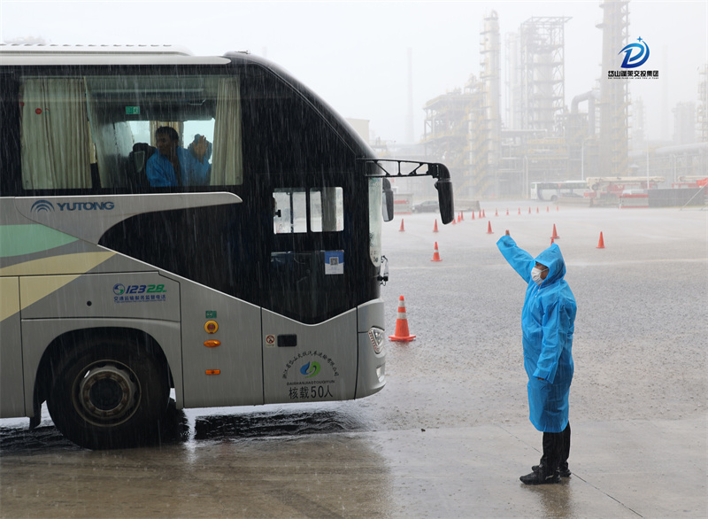 12-魚山汽車站戎站長現(xiàn)場調(diào)度車輛.jpg